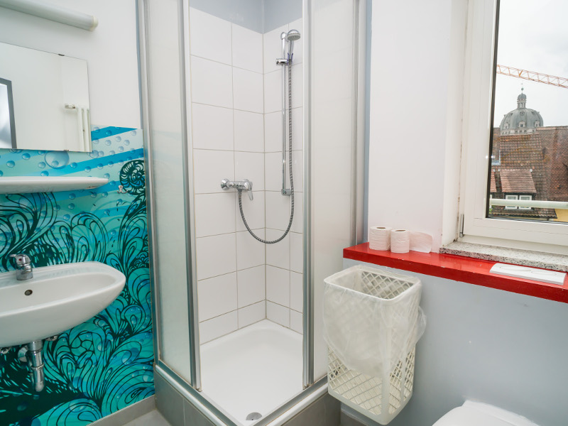 https://www.babelfish-hostel.de/media/Galeryrooms/014 four bed room.jpg